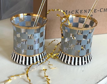 Vasos MacKenzie-Childs “Carnival” (Juego de 2) con caja de regalo y agitadores dorados — Carrito de bar navideño