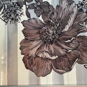 Puede incluir: Dise&ntilde;o floral decorativo con una gran peon&iacute;a detallada en tonos marrones y blancos. El fondo presenta rayas verticales en tonos apagados. El dise&ntilde;o recuerda a una ilustraci&oacute;n bot&aacute;nica.