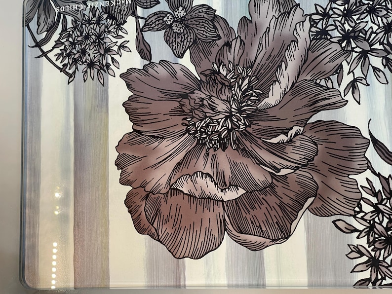 Puede incluir: Dise&ntilde;o floral decorativo con una gran peon&iacute;a detallada en tonos marrones y blancos. El fondo presenta rayas verticales en tonos apagados. El dise&ntilde;o recuerda a una ilustraci&oacute;n bot&aacute;nica.