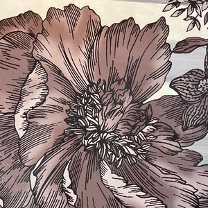 Puede incluir: Primer plano de un dise&ntilde;o floral con una gran peon&iacute;a detallada en tonos malva y marr&oacute;n con contornos negros. La imagen incluye elementos florales m&aacute;s peque&ntilde;os, creando un tema bot&aacute;nico.