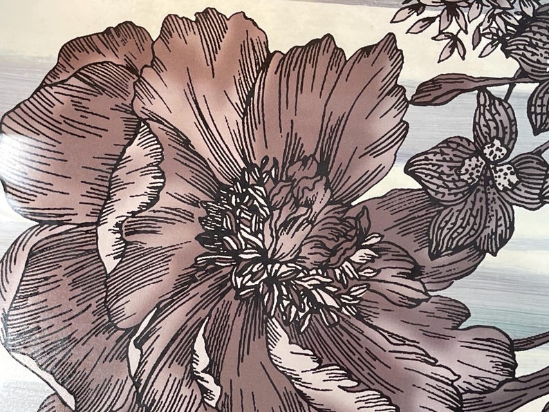 Puede incluir: Primer plano de un dise&ntilde;o floral con una gran peon&iacute;a detallada en tonos malva y marr&oacute;n con contornos negros. La imagen incluye elementos florales m&aacute;s peque&ntilde;os, creando un tema bot&aacute;nico.