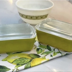 Olive Orchard Nostalgia – Conjunto de pratos de geladeira Pyrex de 4 peças com tampas dos anos 1960 – Cozinha de meados do século