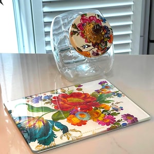 MacKenzie-Childs Flower Market Treats Jar & Glass Cutting Board – Cadeauset met witte bloemen!