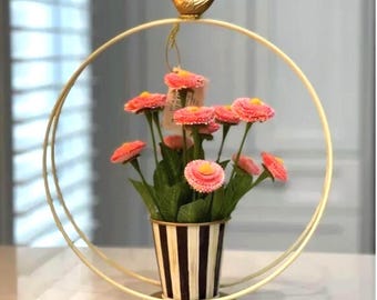 MacKenzie-Childs Songbird-ring madeliefjes – eigenzinnigheid in bloei | Bloemstuk met hoofse ruit