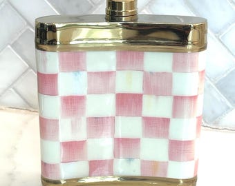 Frasco a cuadros rosados de MacKenzie Childs - Muse del carrito de bar rosado