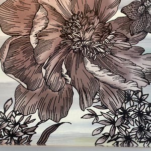 Puede incluir: Panel de vidrio decorativo con un dise&ntilde;o floral detallado. La imagen muestra un primer plano de una peon&iacute;a en tonos marrones y grises, con contornos negros. Tambi&eacute;n hay elementos florales y follaje adicionales.