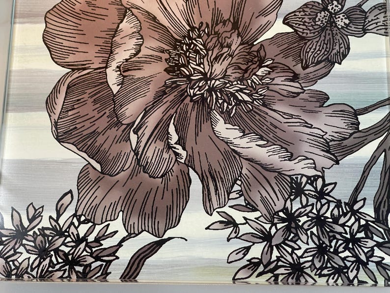 Puede incluir: Panel de vidrio decorativo con un dise&ntilde;o floral detallado. La imagen muestra un primer plano de una peon&iacute;a en tonos marrones y grises, con contornos negros. Tambi&eacute;n hay elementos florales y follaje adicionales.