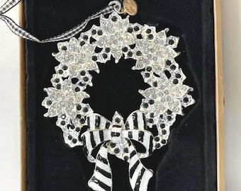 Adorno de corona «Noche de Paz» de MacKenzie-Childs — Pavé de cristal, lazo de rayas elegantes, etiqueta con medallón — En caja de regalo