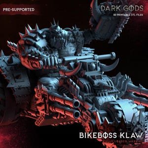 Könnte beinhalten: Detailliertes 3D-Modell einer Kriegsmaschine mit einer monströsen Figur, die ein schwer bewaffnetes Fahrzeug reitet. Das Modell ist grau mit scharfen, stacheligen Details und dem Text "DARK GODS" und "BIKEBOSS KLAW".