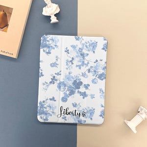 Funda para iPad con estampado floral azul y soporte para lápiz para iPad Air 2025 7/6/5/4.ª generación 13" 11" iPad 11/10/9/8 Gen A16 iPad Pro 12,9 pulgadas Mini 6/7