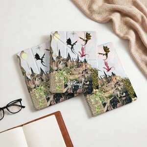 以下が含まれることがあります： ファンタジーの城、空飛ぶドラゴン、緑の葉が描かれた3つの長方形のタブレットケース。中央のケースには白い筆記体でHenryという名前が記されています。デザインにはヴィンテージ風のテキストオーバーレイと柔らかなパステルカラーが取り入れられています。