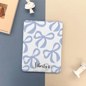 Könnte beinhalten: Ein Set aus drei Keramikbechern mit gesprenkelter, matter Oberfläche. Die Becher sind in Creme-, Hellgrau- und Dunkelgrautönen gehalten. Jeder Becher hat ein schlichtes, minimalistisches Design, perfekt für Kaffee oder Tee.