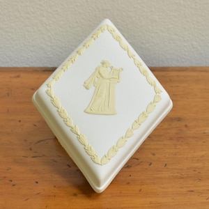 Rare Wedgwood Society Collectors Primrose Yellow Jasperware Diamond Trinket Box – 5&quot; Square Classical Motif, Vintage Collectible