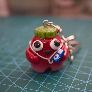 Puede incluir: Una taza de cerámica blanca con un asa negra y el texto "But First, Coffee" en negrita negra. La taza se encuentra sobre un fondo neutro, resaltando su diseño sencillo.