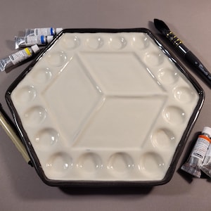 Hexagonal Ceramic Palette – 10.5&quot; with 18 Paint Wells, 3 Smooth Mixing Areas & 3 Integrated Brush Rests – Handmade Anthracite Stoneware