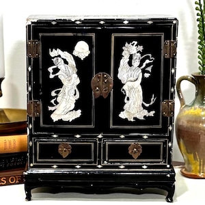 Joyero asiático vintage con incrustaciones de nácar, lacado en negro, mini armario, joyero de estilo chinoiserie de los años 60.