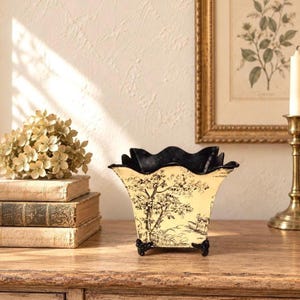 Macetero vintage Two’s Company Toile Cachepot, negro y crema, estilo campestre francés, con base, decoración del hogar de los años 90.