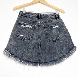 Gonna corta vintage Y2K BDG Urban Outfitters nera AcidWash Distressed, taglia piccola immagine 3