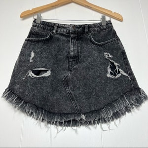Gonna corta vintage Y2K BDG Urban Outfitters nera AcidWash Distressed, taglia piccola immagine 5