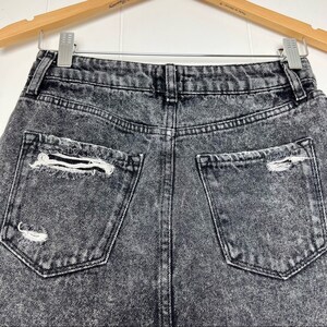 Gonna corta vintage Y2K BDG Urban Outfitters nera AcidWash Distressed, taglia piccola immagine 8