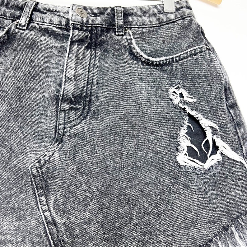 Gonna corta vintage Y2K BDG Urban Outfitters nera AcidWash Distressed, taglia piccola immagine 2