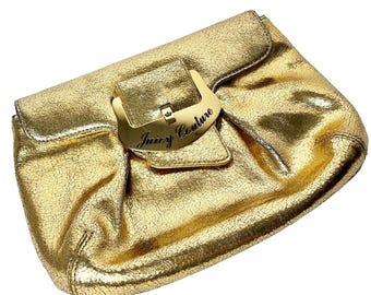 Pochette di medie dimensioni con logo in pelle di vacchetta dorata Juicy Couture 8 x 10