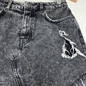 Gonna corta vintage Y2K BDG Urban Outfitters nera AcidWash Distressed, taglia piccola immagine 6
