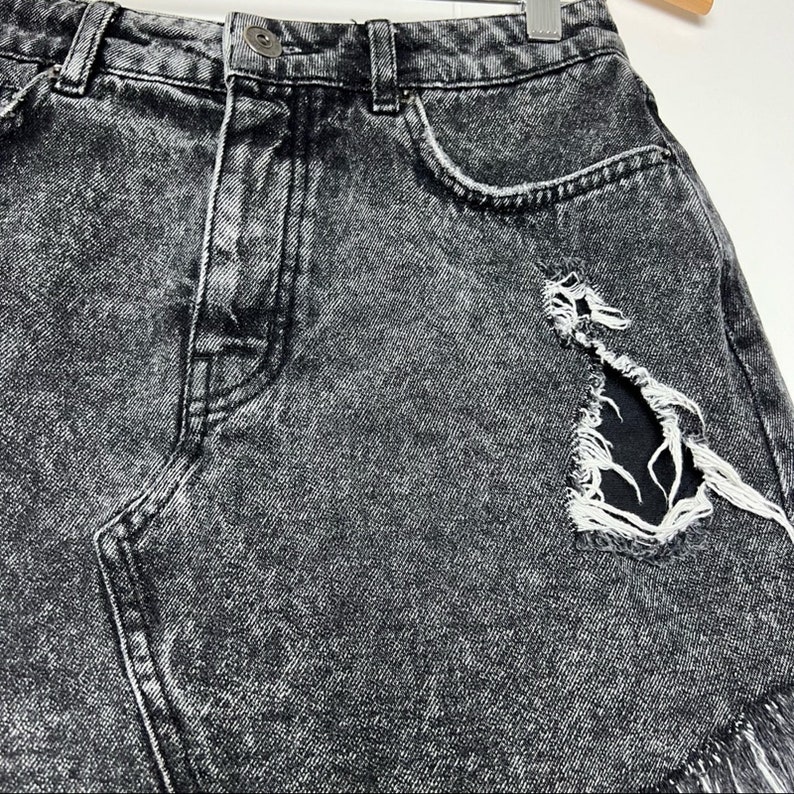 Gonna corta vintage Y2K BDG Urban Outfitters nera AcidWash Distressed, taglia piccola immagine 6