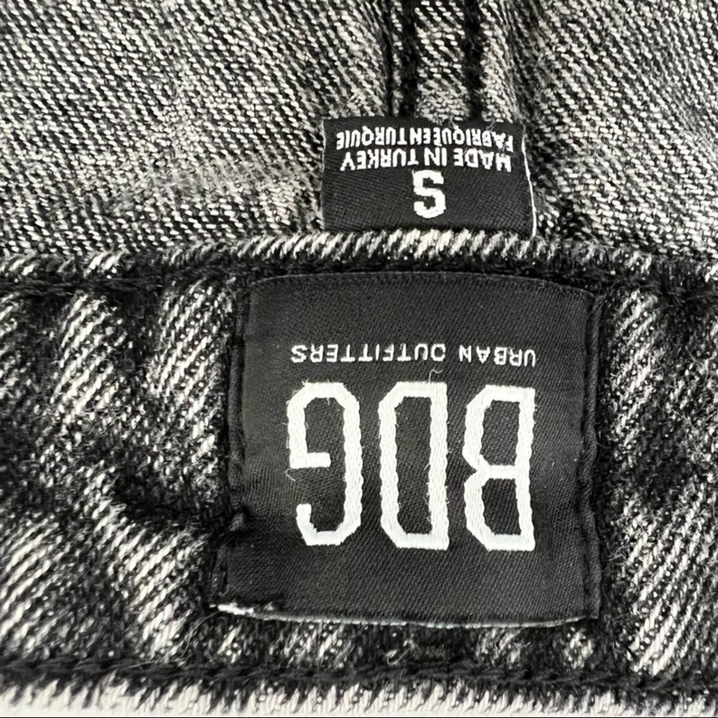 Gonna corta vintage Y2K BDG Urban Outfitters nera AcidWash Distressed, taglia piccola immagine 10