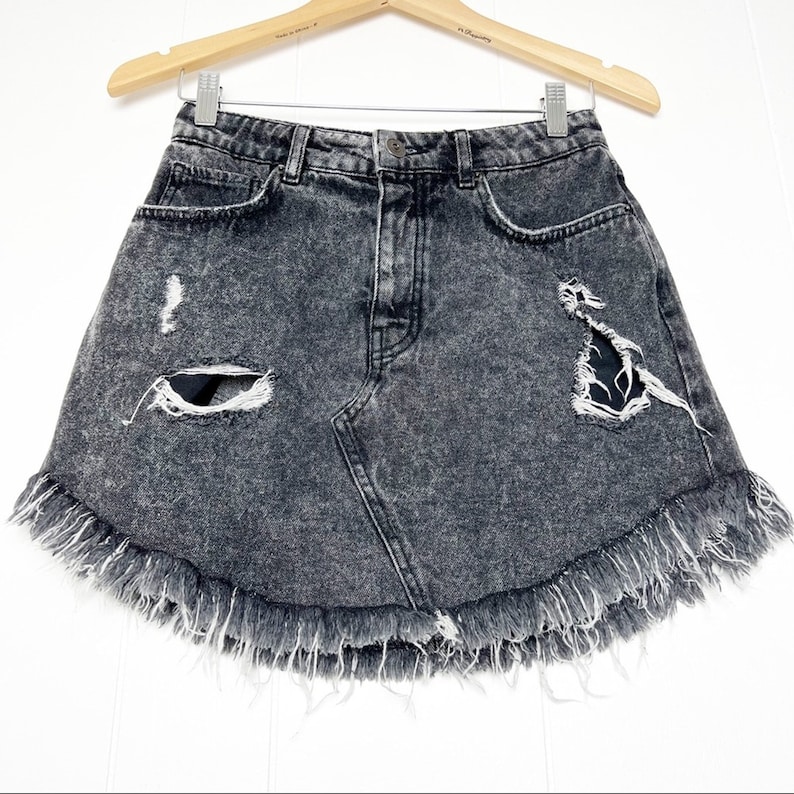 Gonna corta vintage Y2K BDG Urban Outfitters nera AcidWash Distressed, taglia piccola immagine 1