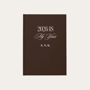 Kakaobraunes A5 Hardcover Tagesplaner & Journal 2026 | Personalisiert mit Initialen | „2026 IS My Year“ | Lux Ferox™