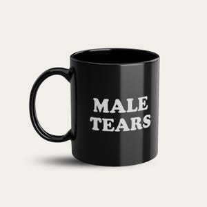 MALE TEARS Zwarte Statement Mok | Feministische Koffiemok | Premium Glanzend Keramiek | Minimalistisch Design | Lux Ferox™ Zwarte Editie