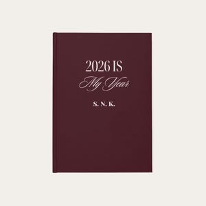 Weinrotes A5 Hardcover Tagesplaner & Journal 2026 | Personalisiert mit Initialen | „2026 IS My Year“ | Lux Ferox™