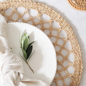 Handmade Seagrass Placemat / Round Woven Rattan Charger - Wedding Table Decor, Coastal Farmhouse Decor (14-inch)