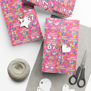 Papel de embrulho para presente com tema de aniversário feminino, número 67. Divertido, lúdico, perfeito para festas, aniversários e comemorações. Embrulho criativo com o número 67. Seis e sete.