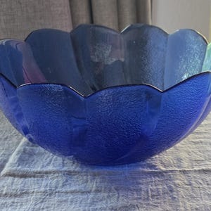 Arcoroc Scalloped Swirl Blue Textered Serving Bowl 9.5 inch.