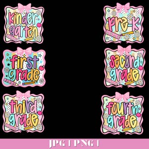 Puede incluir: Gráficos escolares coloridos para varios grados, incluyendo "Kindergarten", "Pre-K", "First Grade", "Second Grade", "Third Grade" y "Fourth Grade". Cada diseño presenta un lazo rosa, flores, lápices y reglas, sobre un fondo negro.