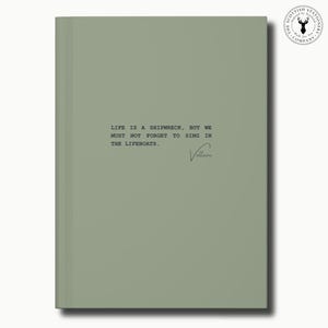 Puede incluir: Cuaderno verde salvia con la cita "LIFE IS A SHIPWRECK, BUT WE MUST NOT FORGET TO SING IN THE LIFEBOATS." en texto negro. El cuaderno tiene un diseño sencillo y una firma debajo de la cita. El logotipo de The Scottish Stationery Company está en la esquina superior derecha.