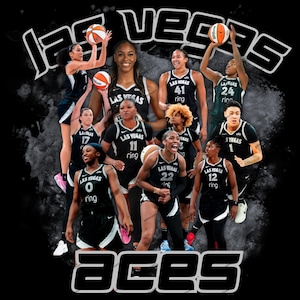 Puede incluir: Gráfico que presenta al equipo de baloncesto Las Vegas Aces con uniformes en blanco y negro. Los miembros del equipo posan con balones de baloncesto, y las palabras "Las Vegas" y "Aces" se muestran de forma destacada.