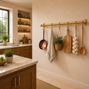 Massief messing keukenrek, wandrek voor keukengerei, messing ophangstang voor potten en pannen, moderne keukenorganizer, luxe keukenopbergmeubel.