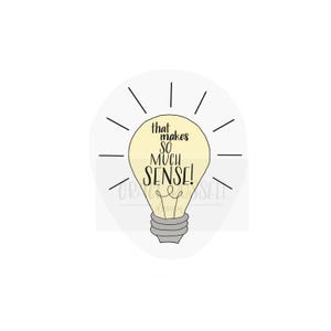 Könnte beinhalten: Illustration einer gelben Glühbirne mit dem Text "that makes SO MUCH SENSE!" in einer verspielten Schriftart. Schwarze Linien strahlen von der Glühbirne aus. Der Sockel der Glühbirne ist grau.