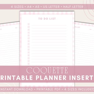 Pode incluir: Inserções de planejador imprimíveis com uma borda rosa xadrez vichy. As inserções incluem páginas de lista de tarefas, notas e listas de verificação. O texto na imagem diz "Coquette Printable Planner Inserts" e "4 Sizes Included".