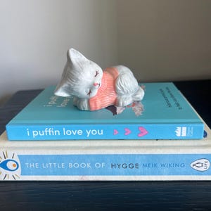 Vintage beeldje slapend katje: retro roze trui kat