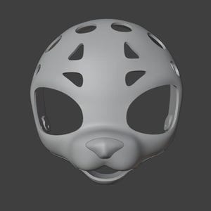 Op de afbeelding: Een lichtgrijze, 3D-geproduceerde masker in de vorm van een gestileerd dierengezicht. Het masker heeft grote oogopeningen, een prominente neus en een mondopening. Het heeft verschillende cirkelvormige en driehoekige uitsparingen aan de boven- en zijkanten.