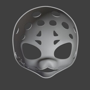Op de afbeelding: Een grijze plastic masker met grote ovale ooggaten en talrijke cirkelvormige en driehoekige ventilatiegaten. Het masker heeft een afgeronde vorm met een gedefinieerde neus en een kleine, gebogen mondopening.