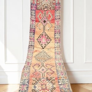 Azilal Berber tapijt 410x95cm - Handgemaakte perzikroze halloper - Marokkaanse wollen loper - Unieke boho-chique woondecoratie van Tizart