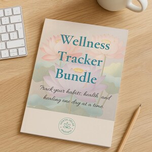 Może przedstawiać: Zestaw do śledzenia dobrego samopoczucia z kwiatowym wzorem z kwiatami lotosu w odcieniach różu i zieleni. Tekst na okładce brzmi "Wellness Tracker Bundle" z hasłem "Śledź swoje nawyki, zdrowie i uzdrowienie dzień po dniu."