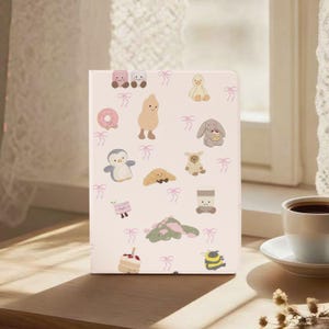 Puede incluir: Un juego de tres tazas de cerámica con un acabado mate moteado. Las tazas son de color crema, gris claro y gris oscuro. Cada taza tiene un diseño simple y minimalista, perfecto para café o té.