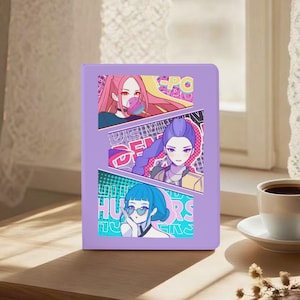 Puede incluir: Una funda de color lavanda con una vibrante ilustración de estilo anime. La obra de arte se divide en tres paneles, cada uno mostrando un personaje femenino diferente con cabello colorido y atuendos elegantes. Se incorporan elementos de texto en el diseño.