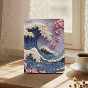 Peut inclure: Panneau décoratif représentant une vague océanique stylisée en bleu et blanc, avec des fleurs de cerisier roses. L'œuvre d'art a une apparence texturée et tridimensionnelle, évoquant la profondeur et le mouvement. Le panneau est exposé à l'intérieur.